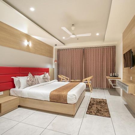Hotel Silvera Grand Αχμπανταμπάντ Εξωτερικό φωτογραφία