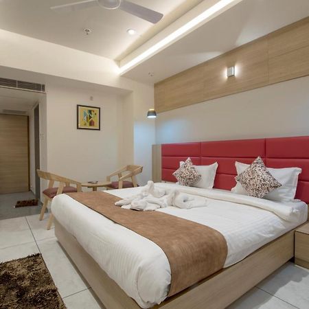 Hotel Silvera Grand Αχμπανταμπάντ Εξωτερικό φωτογραφία