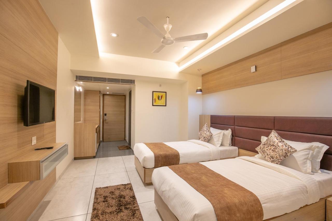 Hotel Silvera Grand Αχμπανταμπάντ Εξωτερικό φωτογραφία