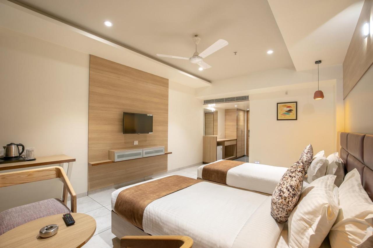 Hotel Silvera Grand Αχμπανταμπάντ Εξωτερικό φωτογραφία