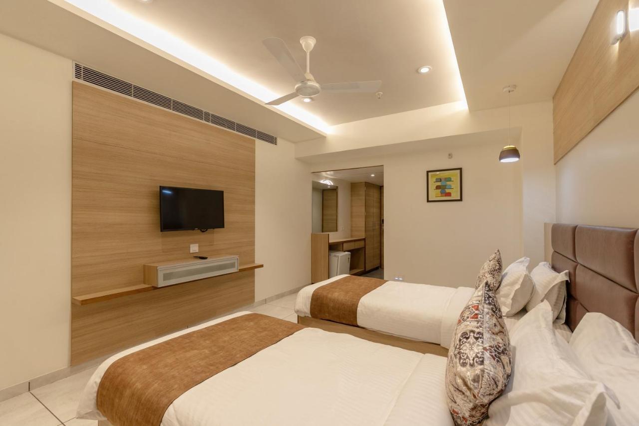 Hotel Silvera Grand Αχμπανταμπάντ Εξωτερικό φωτογραφία