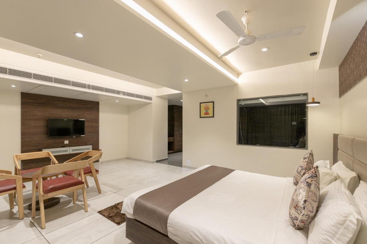 Hotel Silvera Grand Αχμπανταμπάντ Εξωτερικό φωτογραφία