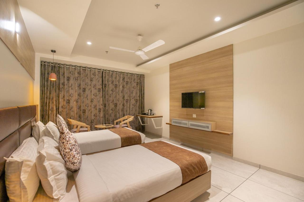 Hotel Silvera Grand Αχμπανταμπάντ Εξωτερικό φωτογραφία