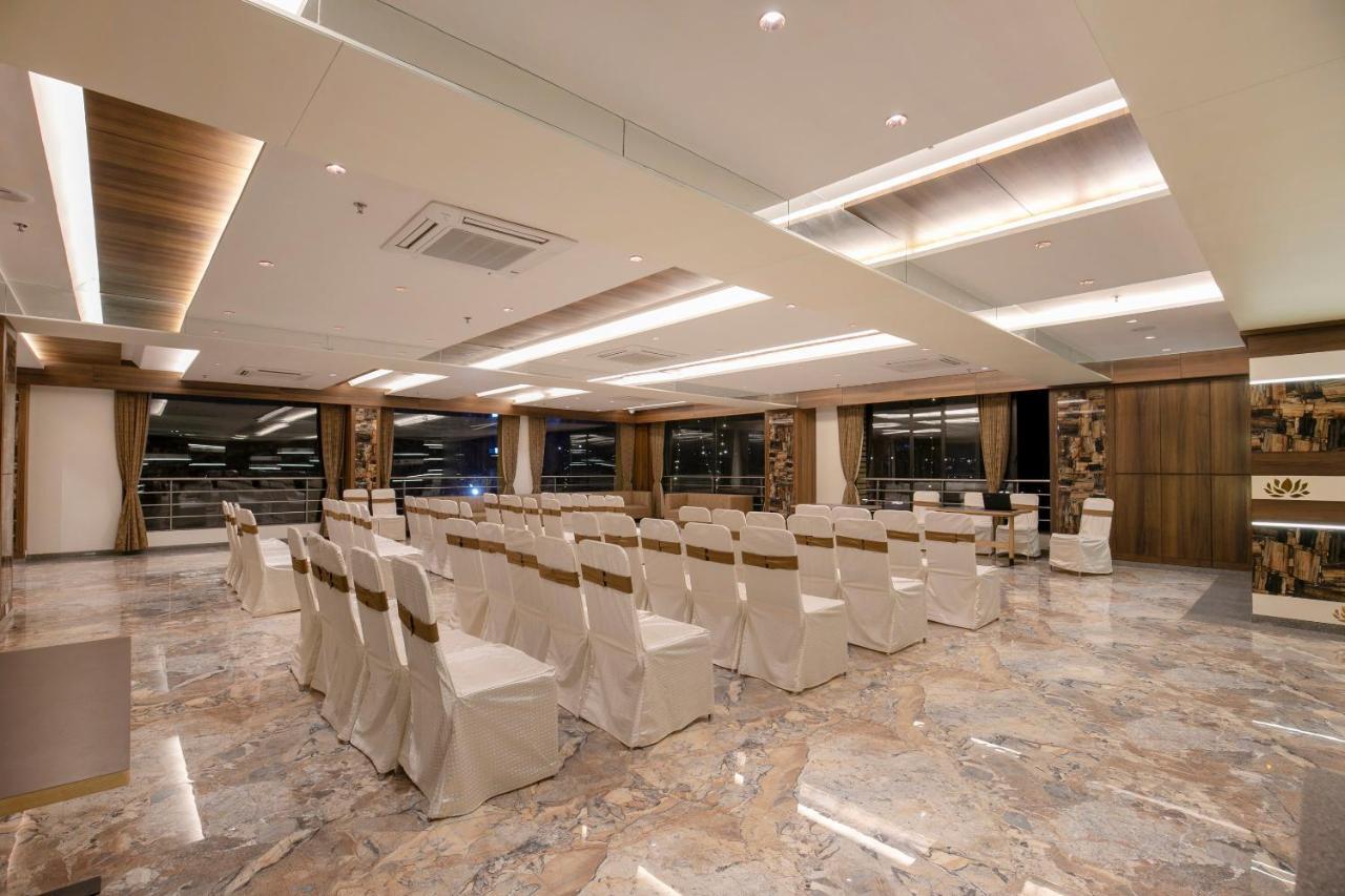 Hotel Silvera Grand Αχμπανταμπάντ Εξωτερικό φωτογραφία