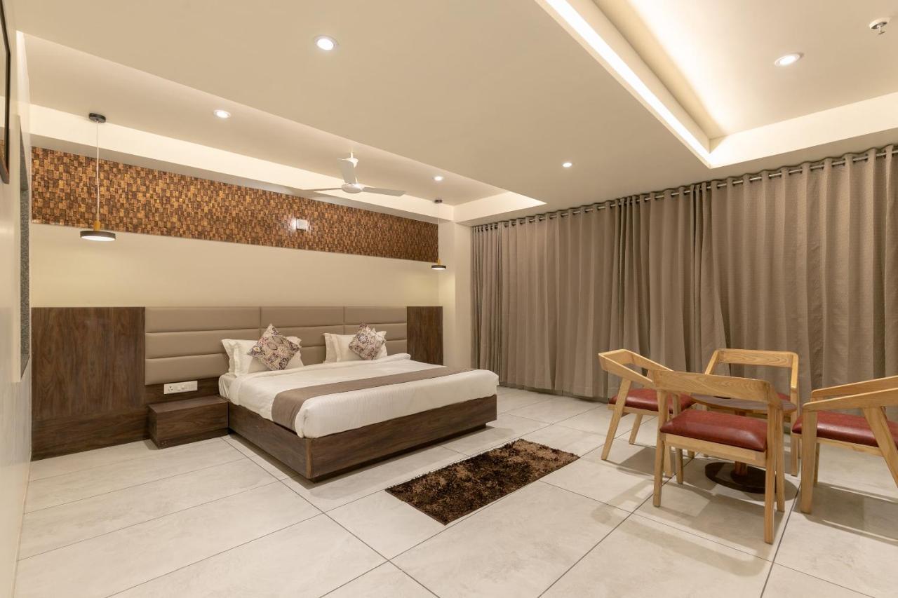 Hotel Silvera Grand Αχμπανταμπάντ Εξωτερικό φωτογραφία