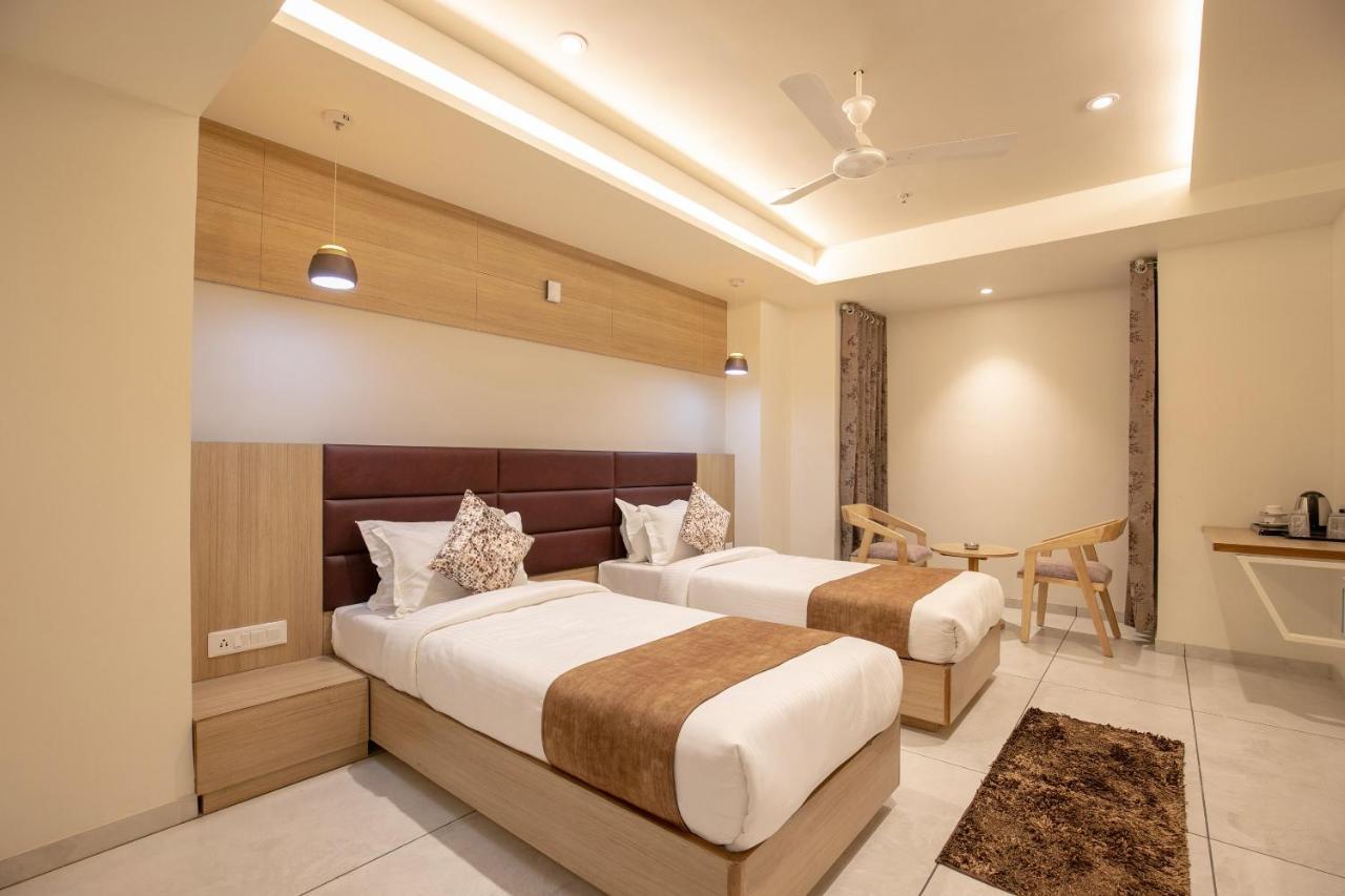 Hotel Silvera Grand Αχμπανταμπάντ Εξωτερικό φωτογραφία