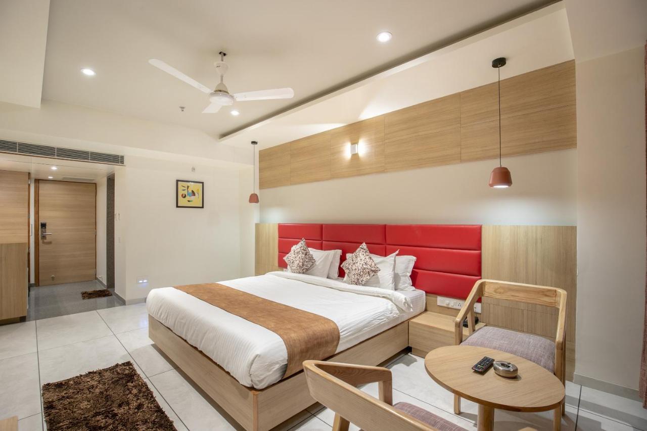 Hotel Silvera Grand Αχμπανταμπάντ Εξωτερικό φωτογραφία