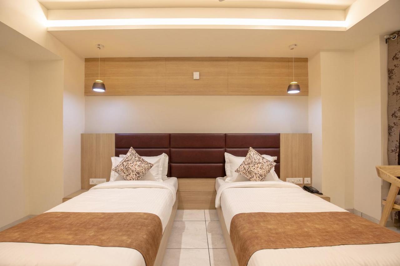 Hotel Silvera Grand Αχμπανταμπάντ Εξωτερικό φωτογραφία