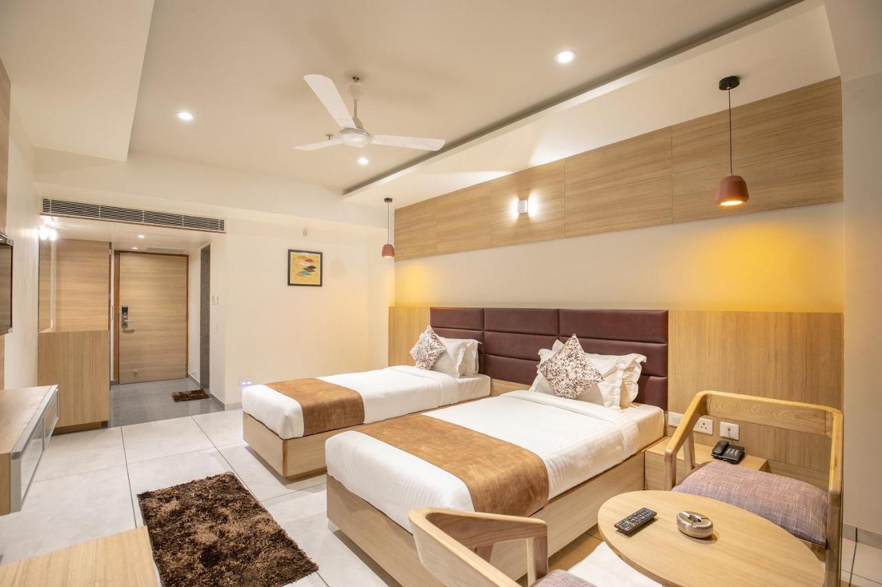 Hotel Silvera Grand Αχμπανταμπάντ Εξωτερικό φωτογραφία