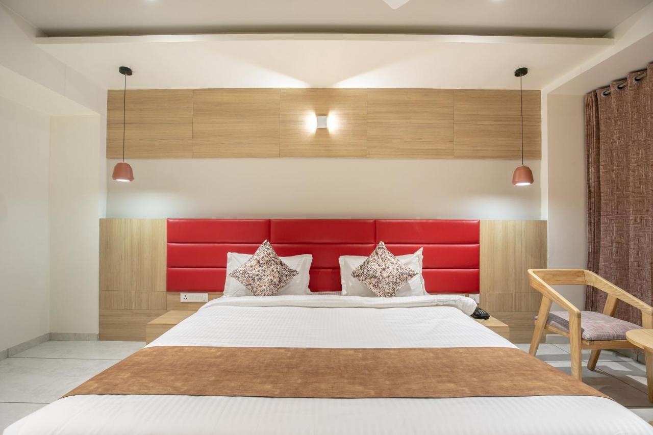 Hotel Silvera Grand Αχμπανταμπάντ Εξωτερικό φωτογραφία