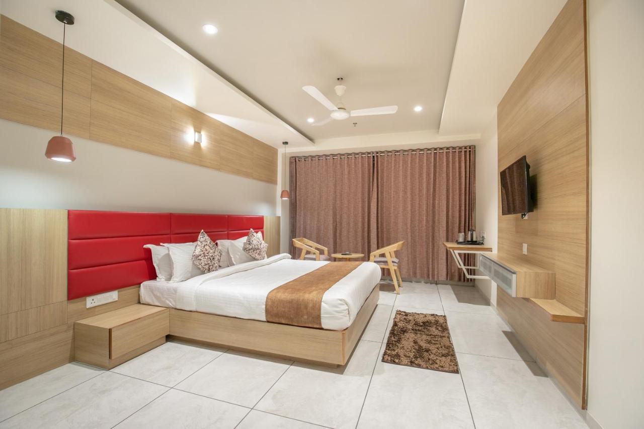 Hotel Silvera Grand Αχμπανταμπάντ Εξωτερικό φωτογραφία