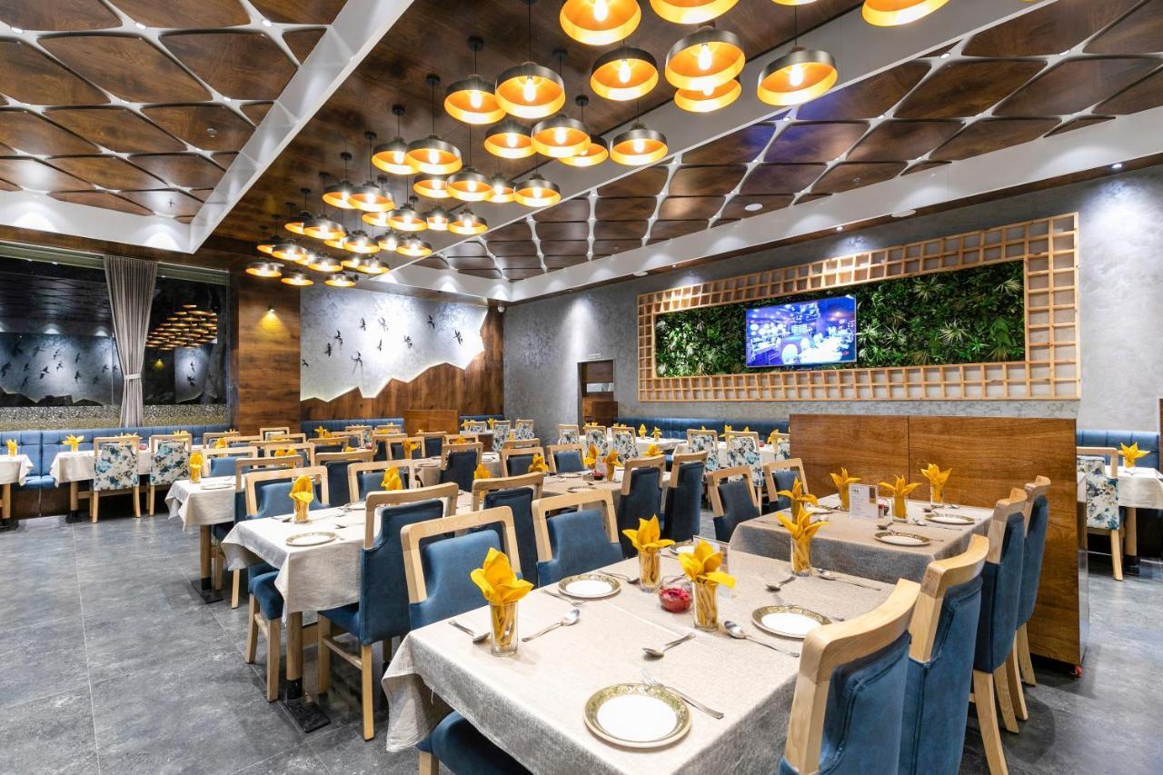 Hotel Silvera Grand Αχμπανταμπάντ Εξωτερικό φωτογραφία