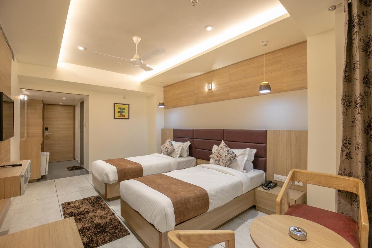 Hotel Silvera Grand Αχμπανταμπάντ Εξωτερικό φωτογραφία
