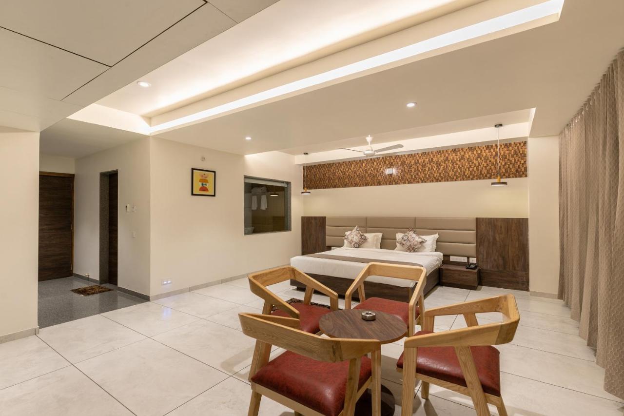 Hotel Silvera Grand Αχμπανταμπάντ Εξωτερικό φωτογραφία