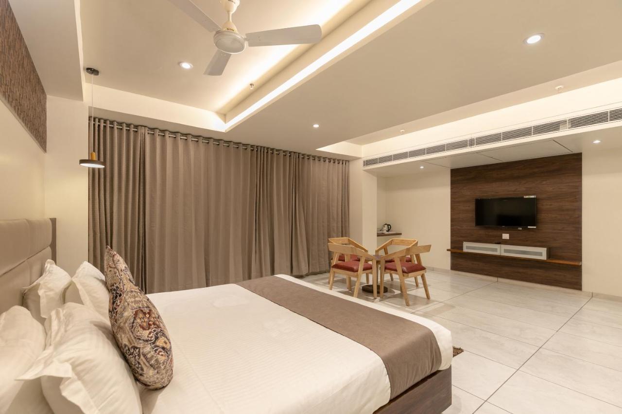 Hotel Silvera Grand Αχμπανταμπάντ Εξωτερικό φωτογραφία