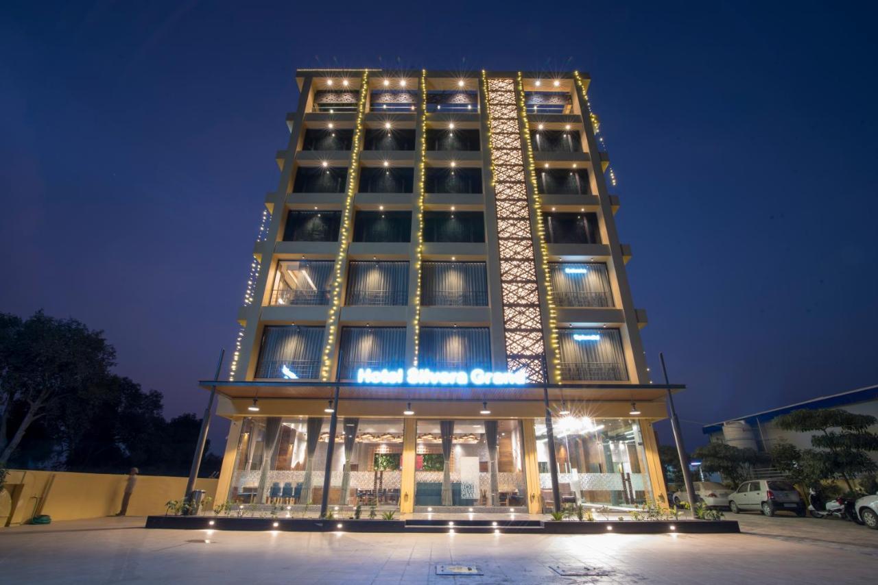 Hotel Silvera Grand Αχμπανταμπάντ Εξωτερικό φωτογραφία