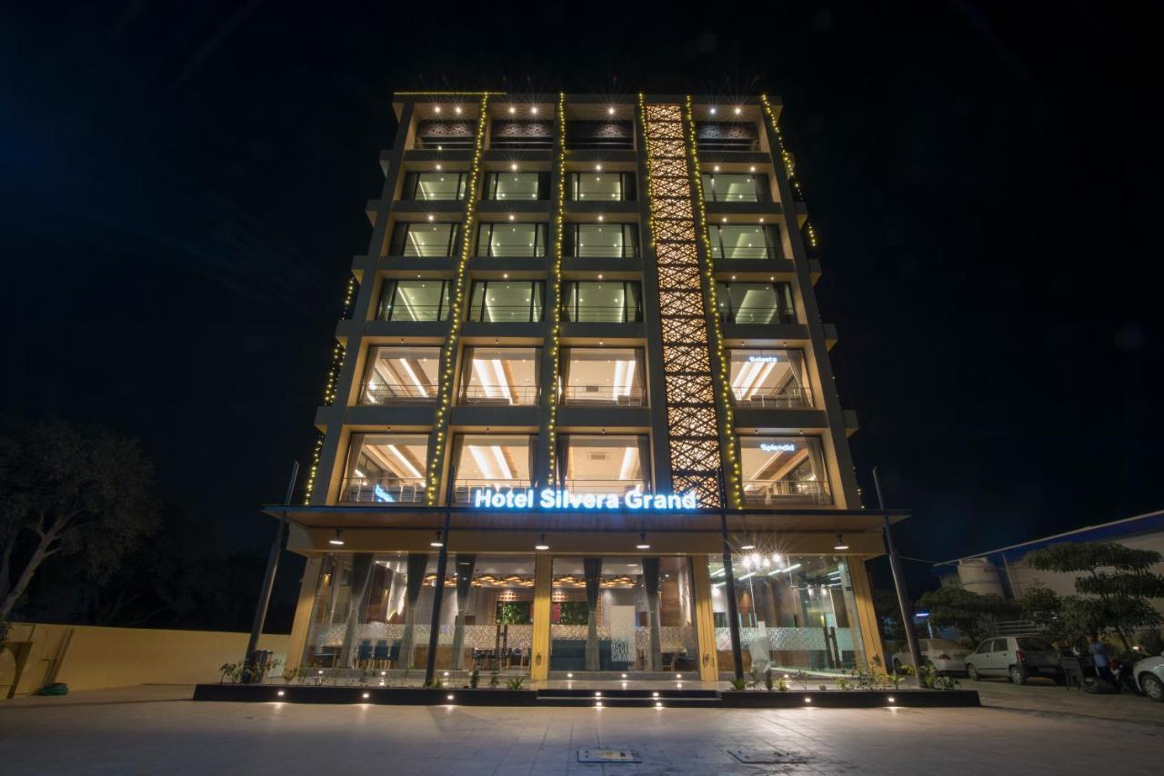 Hotel Silvera Grand Αχμπανταμπάντ Εξωτερικό φωτογραφία