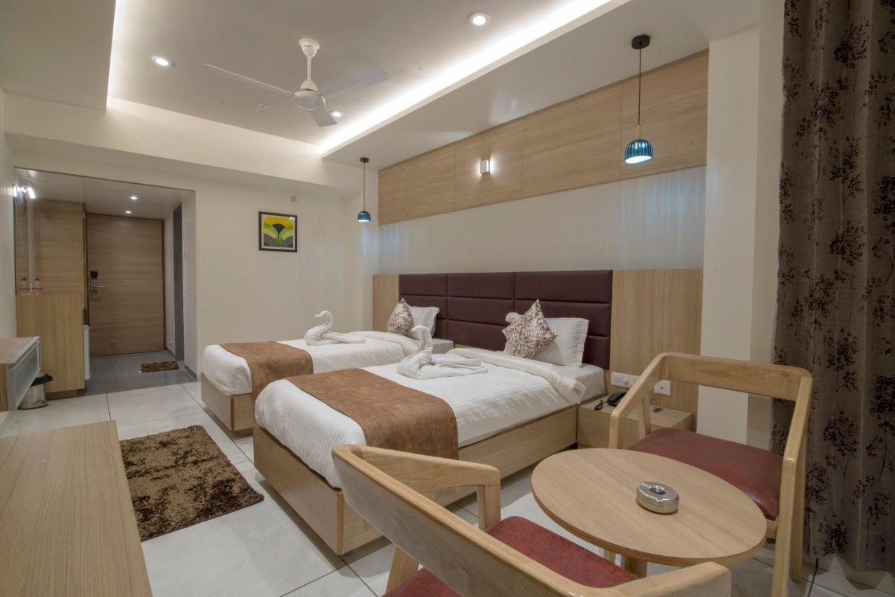 Hotel Silvera Grand Αχμπανταμπάντ Εξωτερικό φωτογραφία