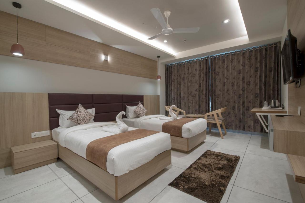 Hotel Silvera Grand Αχμπανταμπάντ Εξωτερικό φωτογραφία