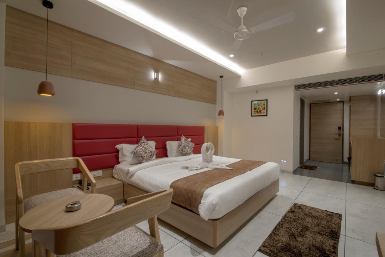 Hotel Silvera Grand Αχμπανταμπάντ Εξωτερικό φωτογραφία