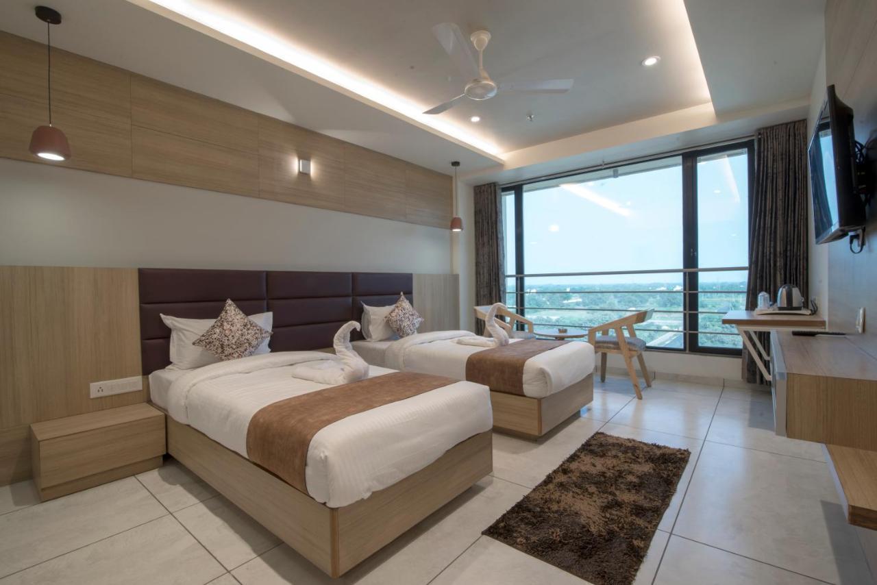 Hotel Silvera Grand Αχμπανταμπάντ Εξωτερικό φωτογραφία