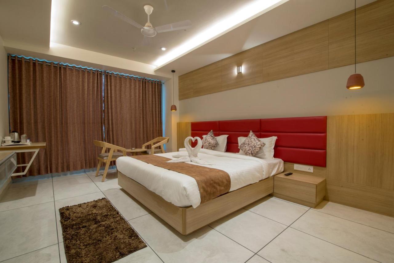 Hotel Silvera Grand Αχμπανταμπάντ Εξωτερικό φωτογραφία