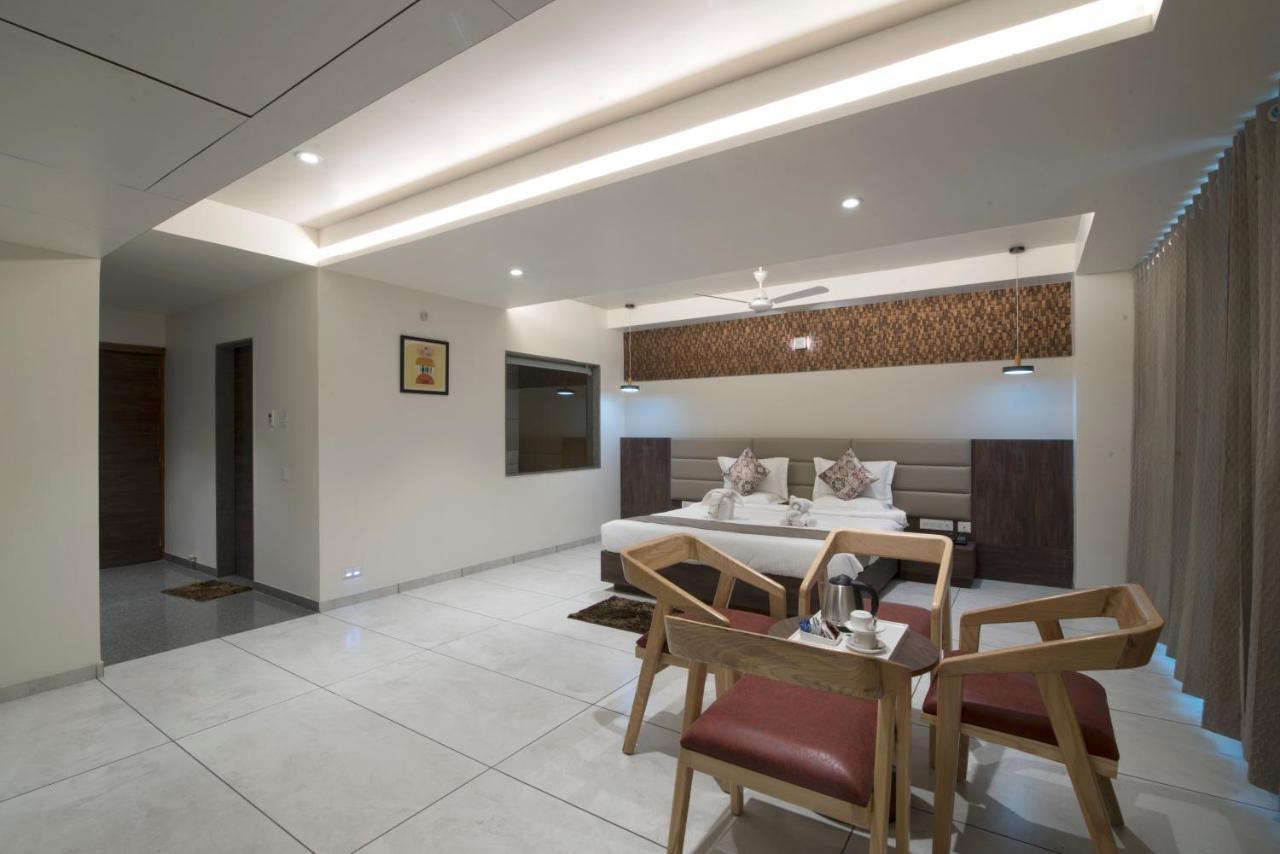 Hotel Silvera Grand Αχμπανταμπάντ Εξωτερικό φωτογραφία
