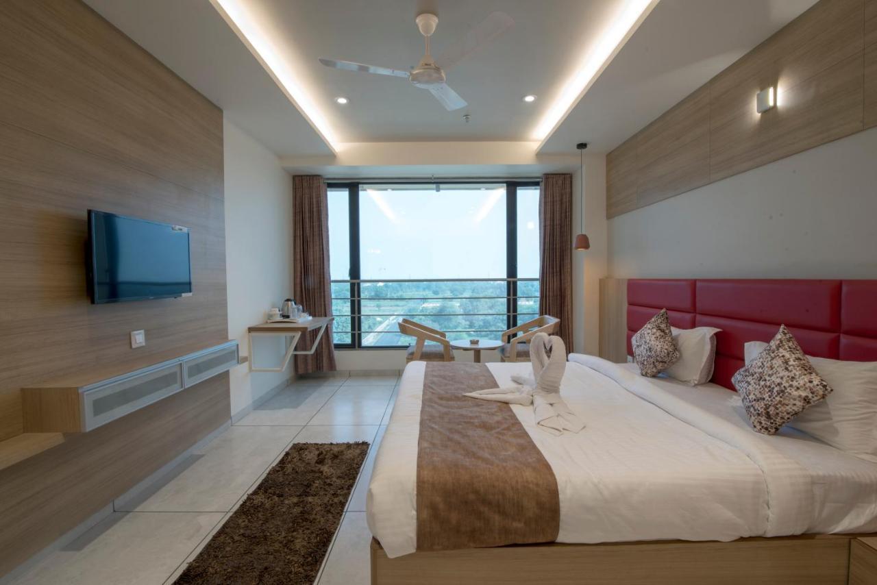 Hotel Silvera Grand Αχμπανταμπάντ Εξωτερικό φωτογραφία