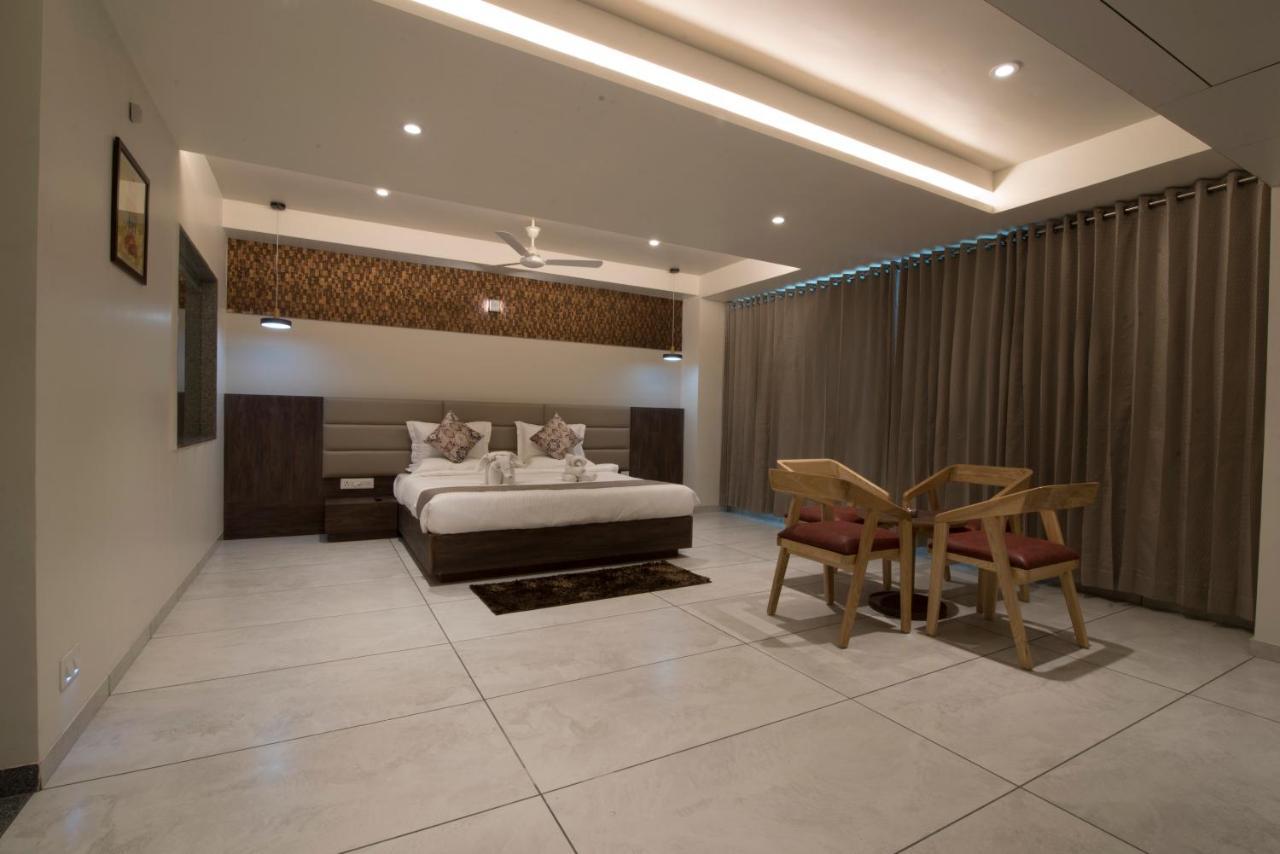 Hotel Silvera Grand Αχμπανταμπάντ Εξωτερικό φωτογραφία