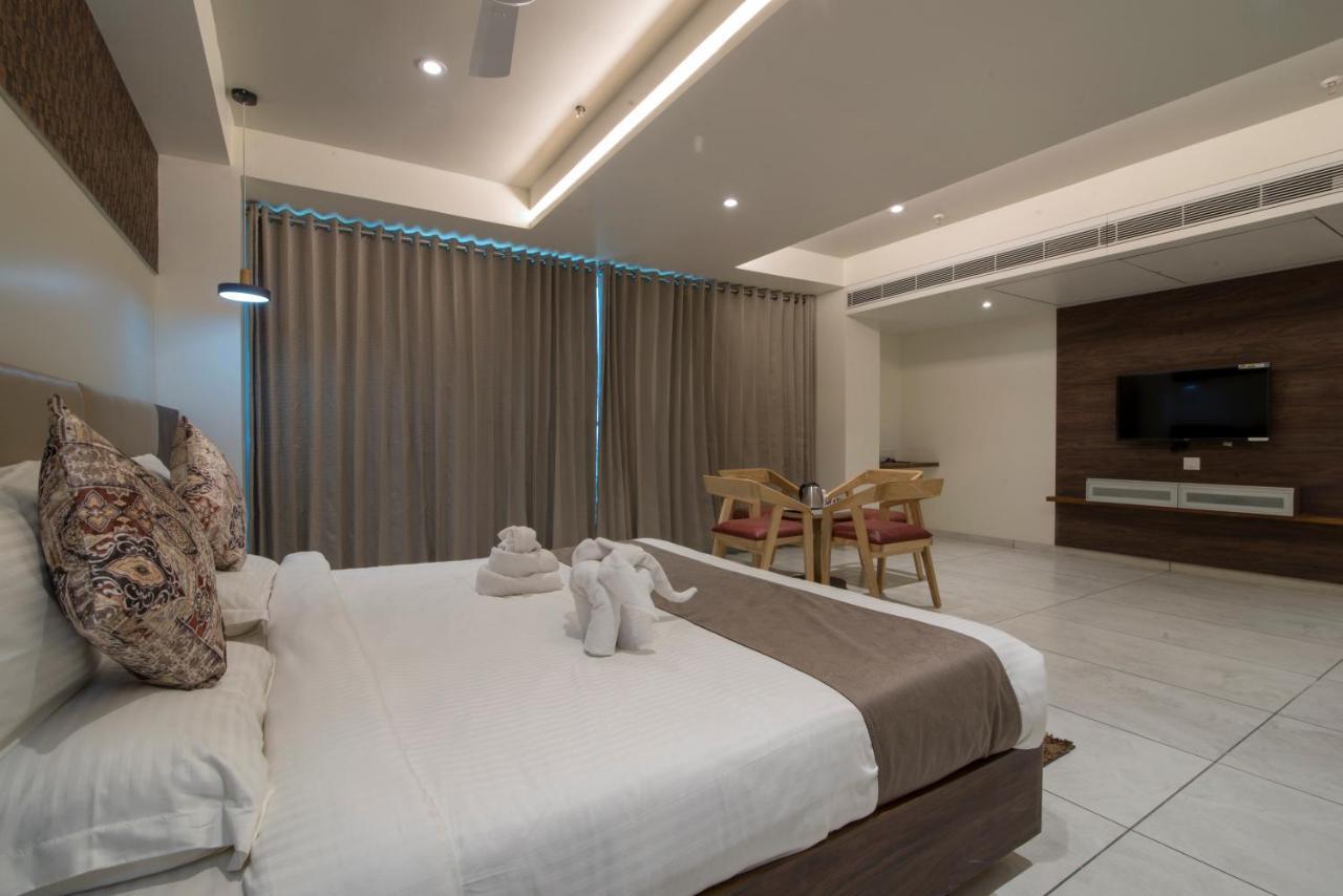 Hotel Silvera Grand Αχμπανταμπάντ Εξωτερικό φωτογραφία
