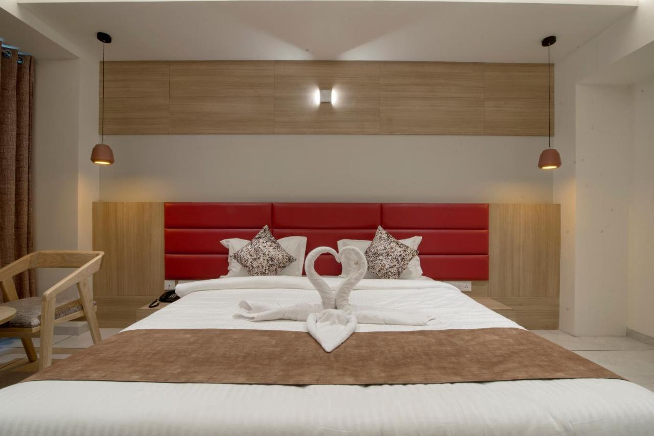 Hotel Silvera Grand Αχμπανταμπάντ Εξωτερικό φωτογραφία