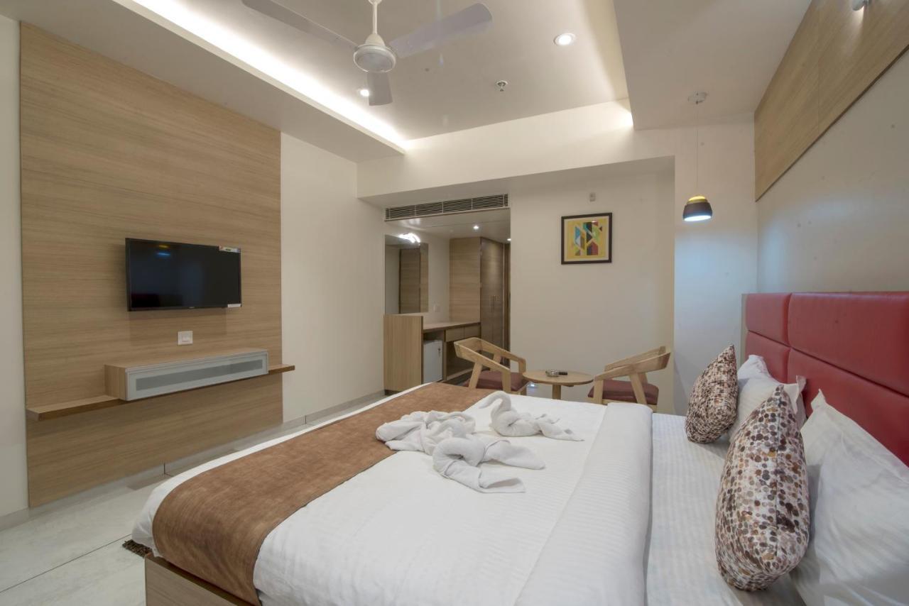 Hotel Silvera Grand Αχμπανταμπάντ Εξωτερικό φωτογραφία