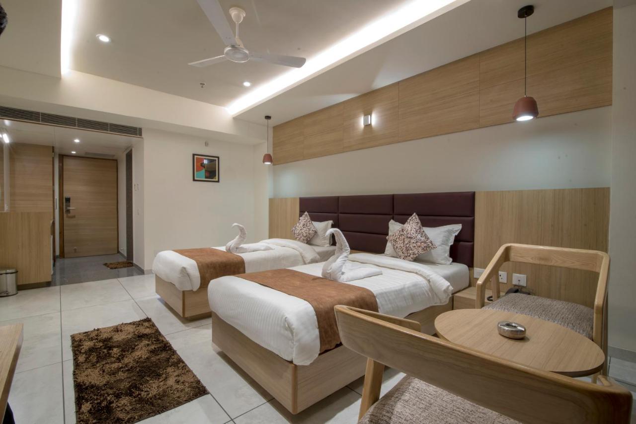 Hotel Silvera Grand Αχμπανταμπάντ Εξωτερικό φωτογραφία
