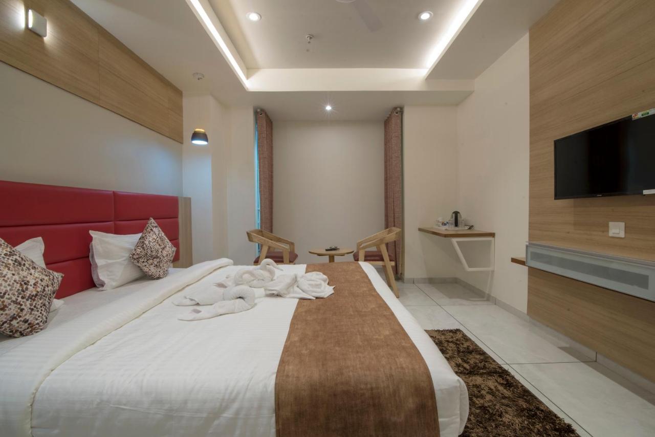 Hotel Silvera Grand Αχμπανταμπάντ Εξωτερικό φωτογραφία