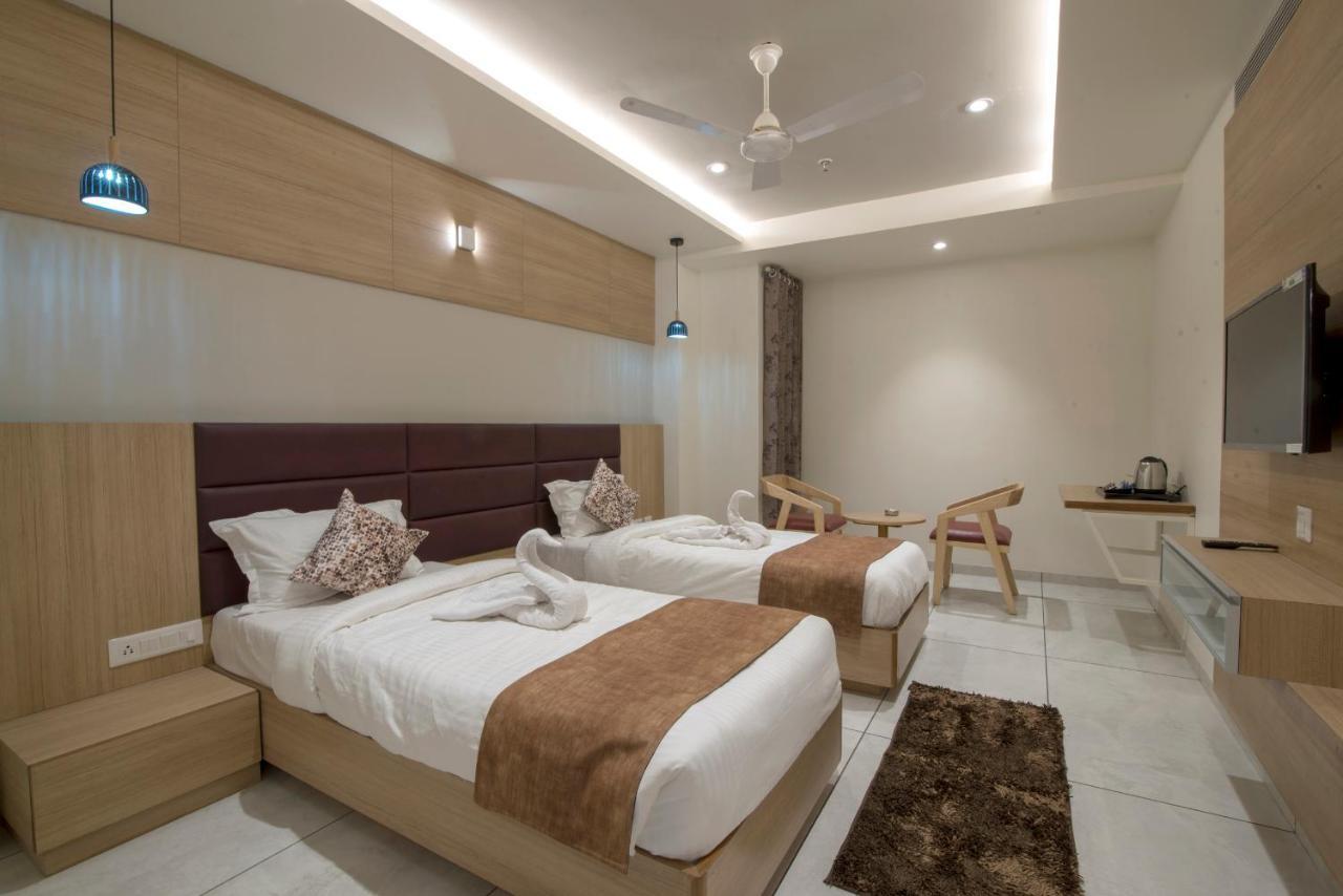 Hotel Silvera Grand Αχμπανταμπάντ Εξωτερικό φωτογραφία